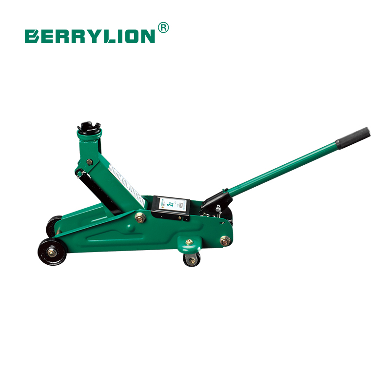 Hydraulic jack with wheels